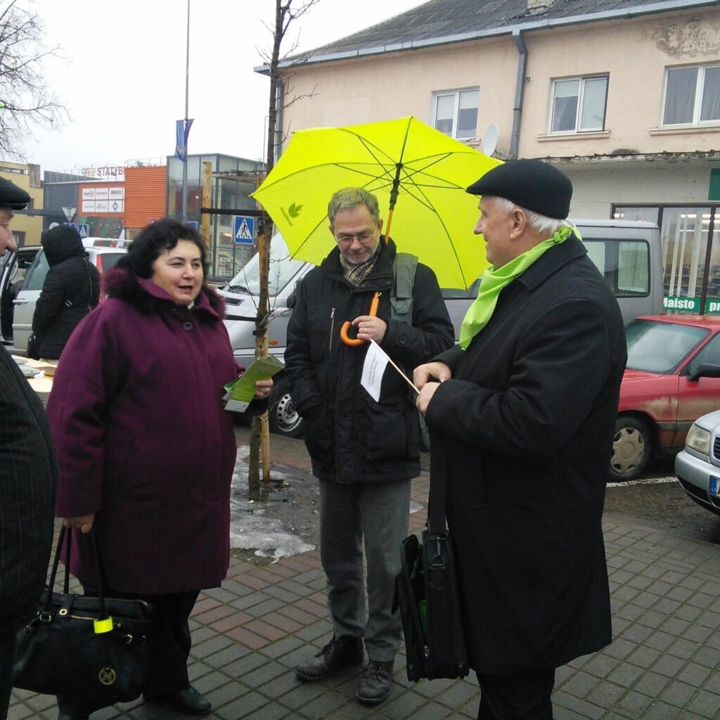 Lietuvos žaliųjų partijos pirmininkas, Seimo narys Linas Balsys su kandidatų į Prienų merus Antanu Gustaičiu bendrauja su prieniškiais. 